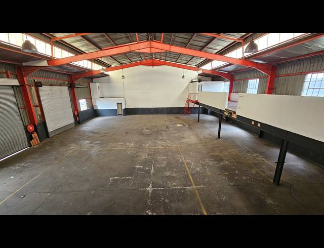 690M² WAREHOUSE TO LET IN JET PARK